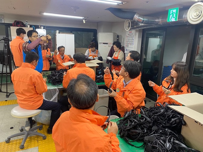 한국거래소 KRX 후원금 전달식 및 헤드셋포장조립 보조 봉사활동 사진2